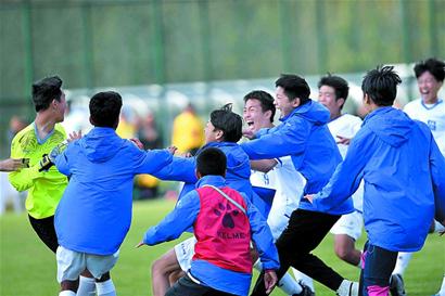 英媒：拜仁有意在一月永久签下梅努，已和他的经纪人直接会谈（英媒：拜仁计划一月买断梅努，已与其经纪人直接会面）