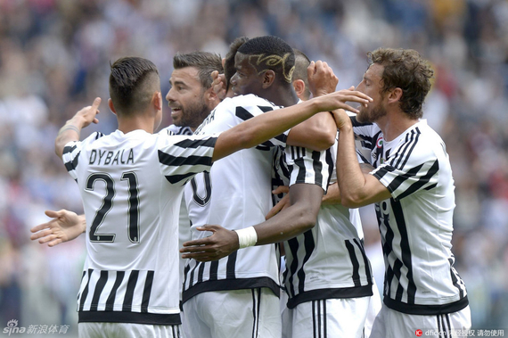 西足协前主席鲁比亚莱斯在发布会被扔鸡蛋，试图回击但被拦住（西足协前主席鲁比亚莱斯发布会上遭掷鸡蛋，欲回击被制止）