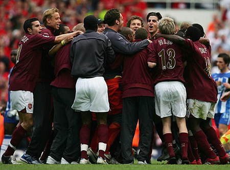 海港是第三支实现国内顶级联赛三连冠的球队，前两支现已解散（海港成史上第三支国内顶级联赛三连冠球队，前两队均已解散）