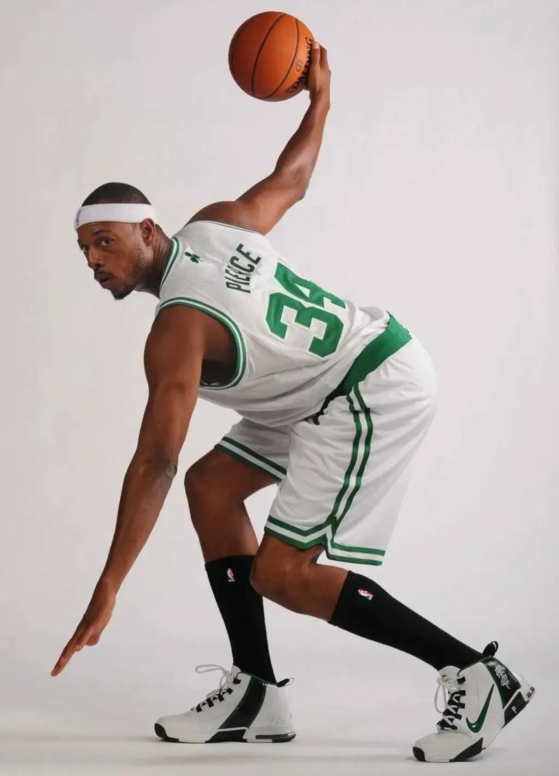 字母哥这时候的买房动作，真的让人浮想联翩啊！（字母哥此刻的置业操作，着实引人遐想）