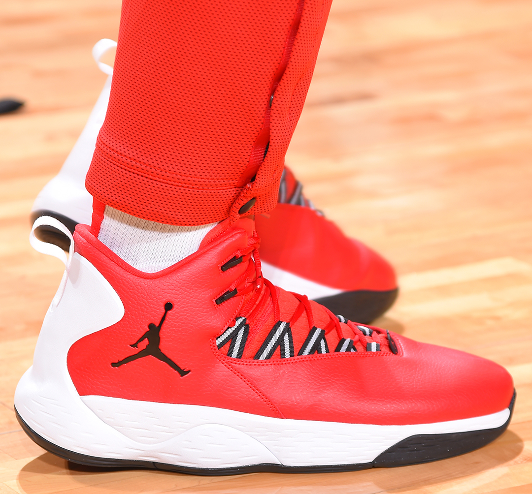 他是申花最被低估的球员，为俱乐部宁愿枯坐板凳，今年只出场一次（申花的隐形功臣，甘为球队坐冷板凳，本赛季仅登场一次）